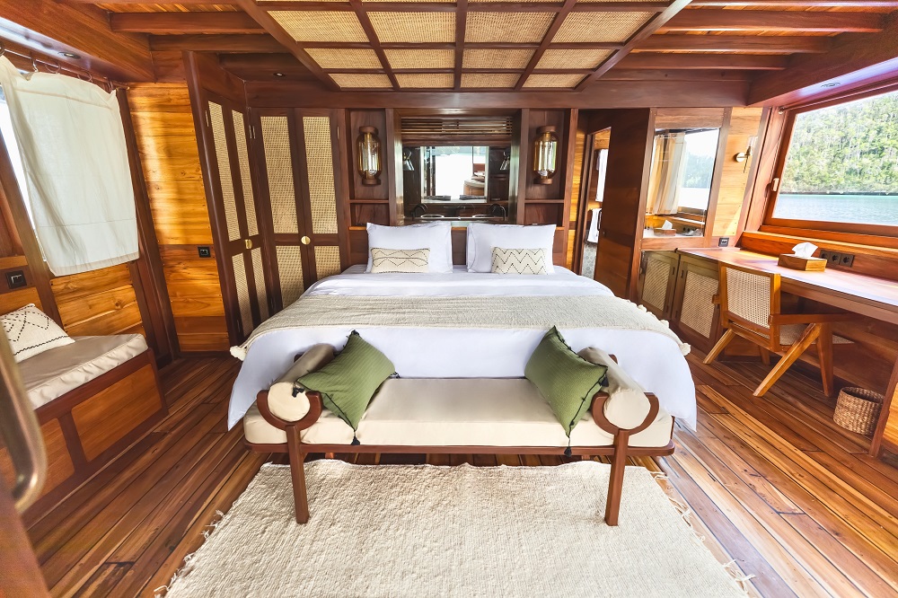 Senja Yacht ocean-view Master Cabin with king-size bed