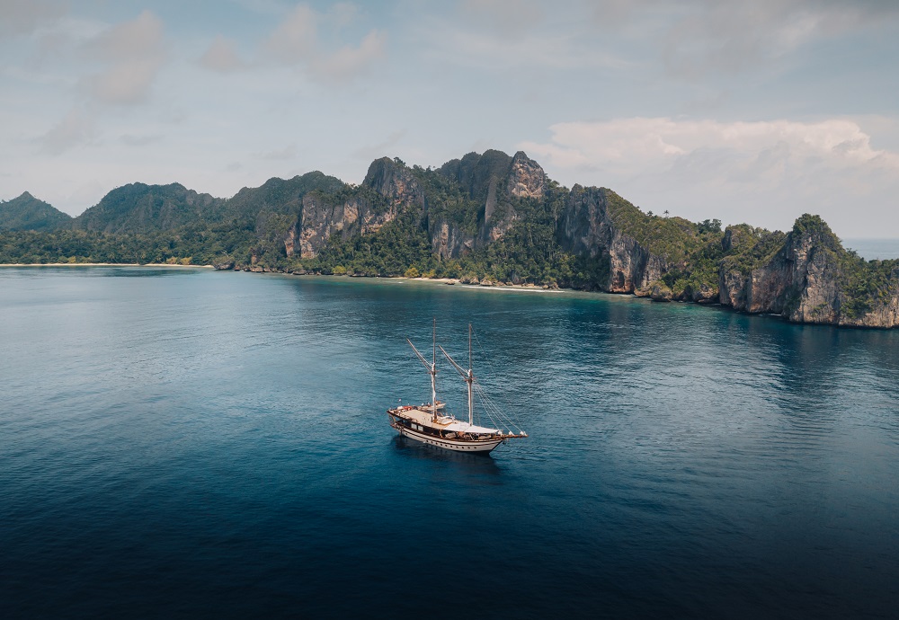 Senja Yacht sailing through Indonesian waters